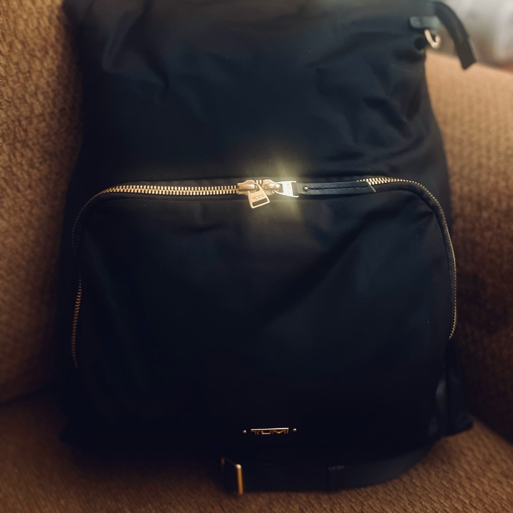 ❤️🇺🇸💋 Beautiful TUMI Black Backpack with Leather and Gold Accents - Picture 3 of 10